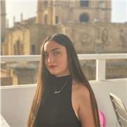 Estudiante implante clases a niños de todas las edades